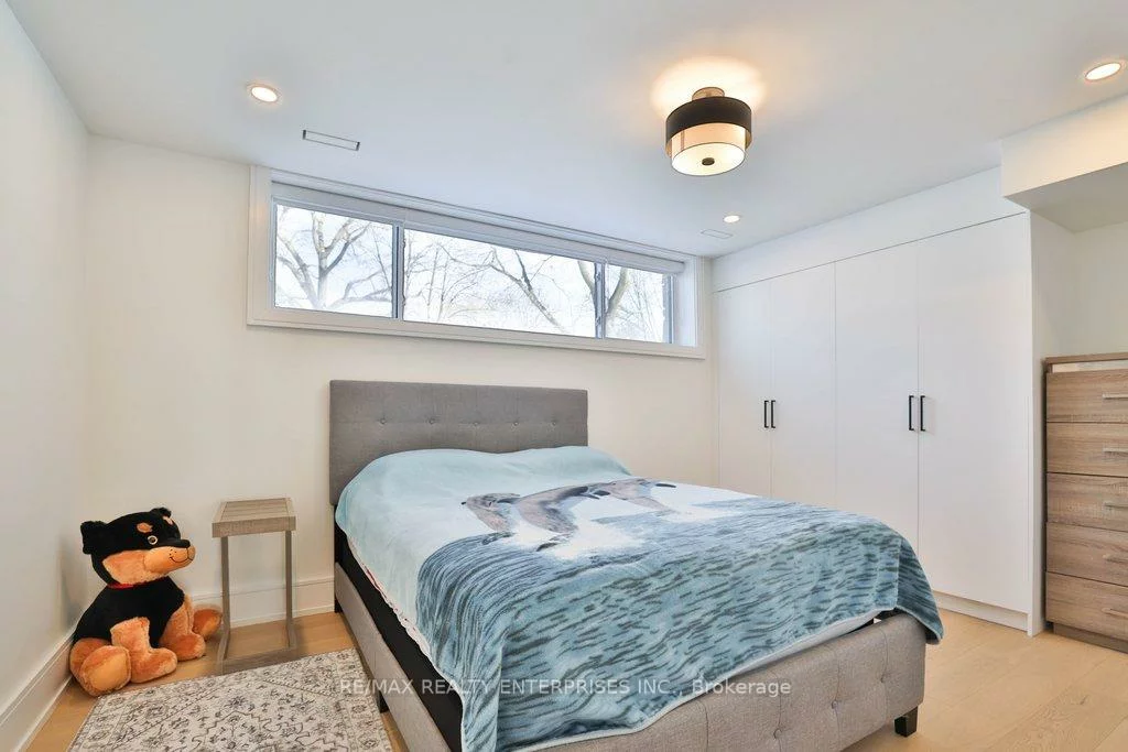 1438, Garnet, Mineola, Mississauga