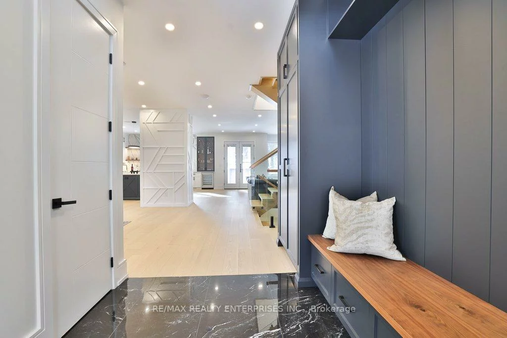 1438, Garnet, Mineola, Mississauga