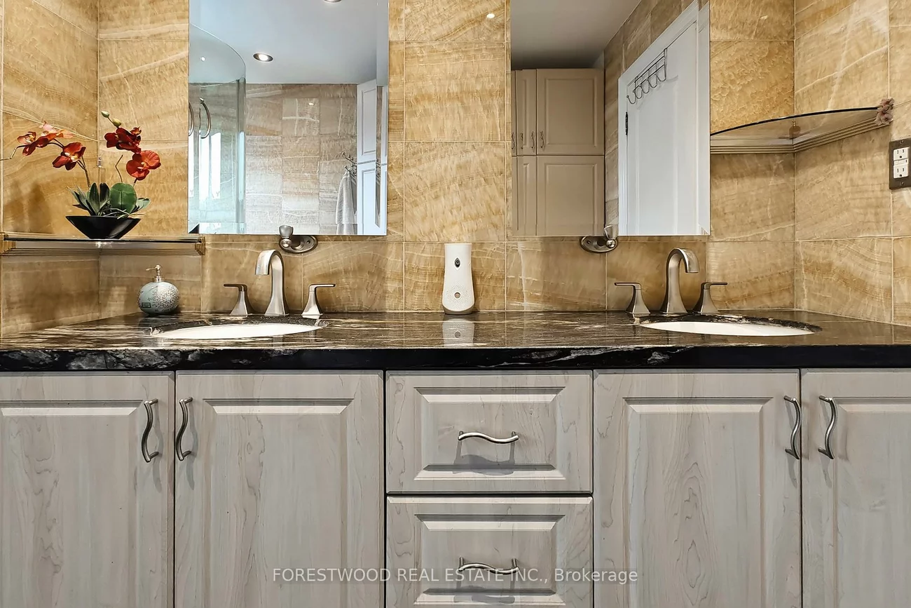 571, Silver Creek, Mississauga Valleys, Mississauga