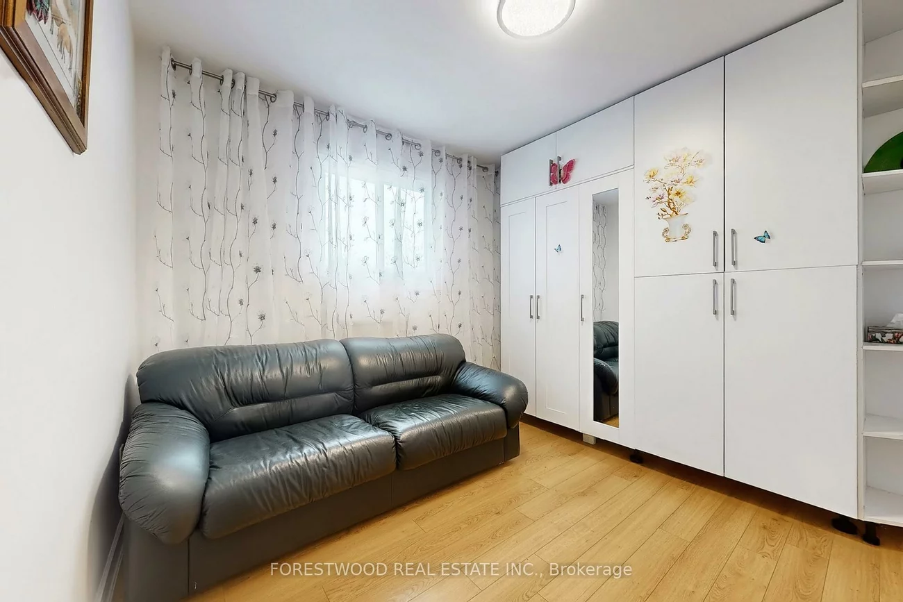 571, Silver Creek, Mississauga Valleys, Mississauga