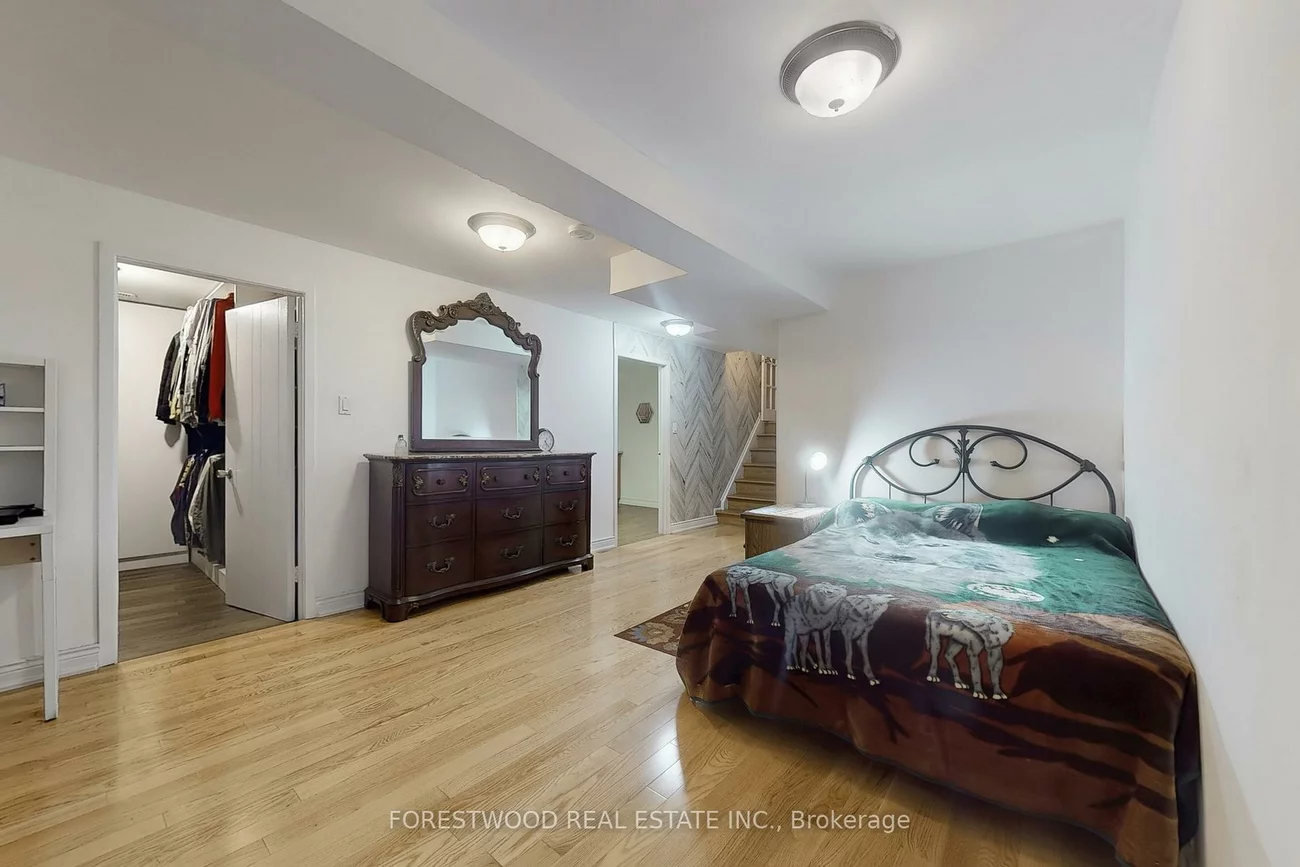 571, Silver Creek, Mississauga Valleys, Mississauga