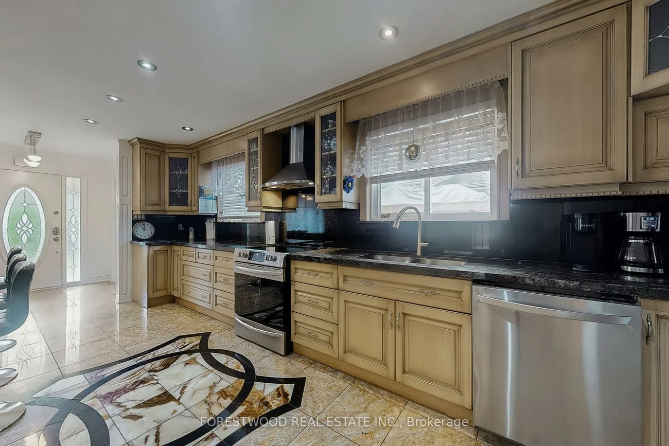 571, Silver Creek, Mississauga Valleys, Mississauga