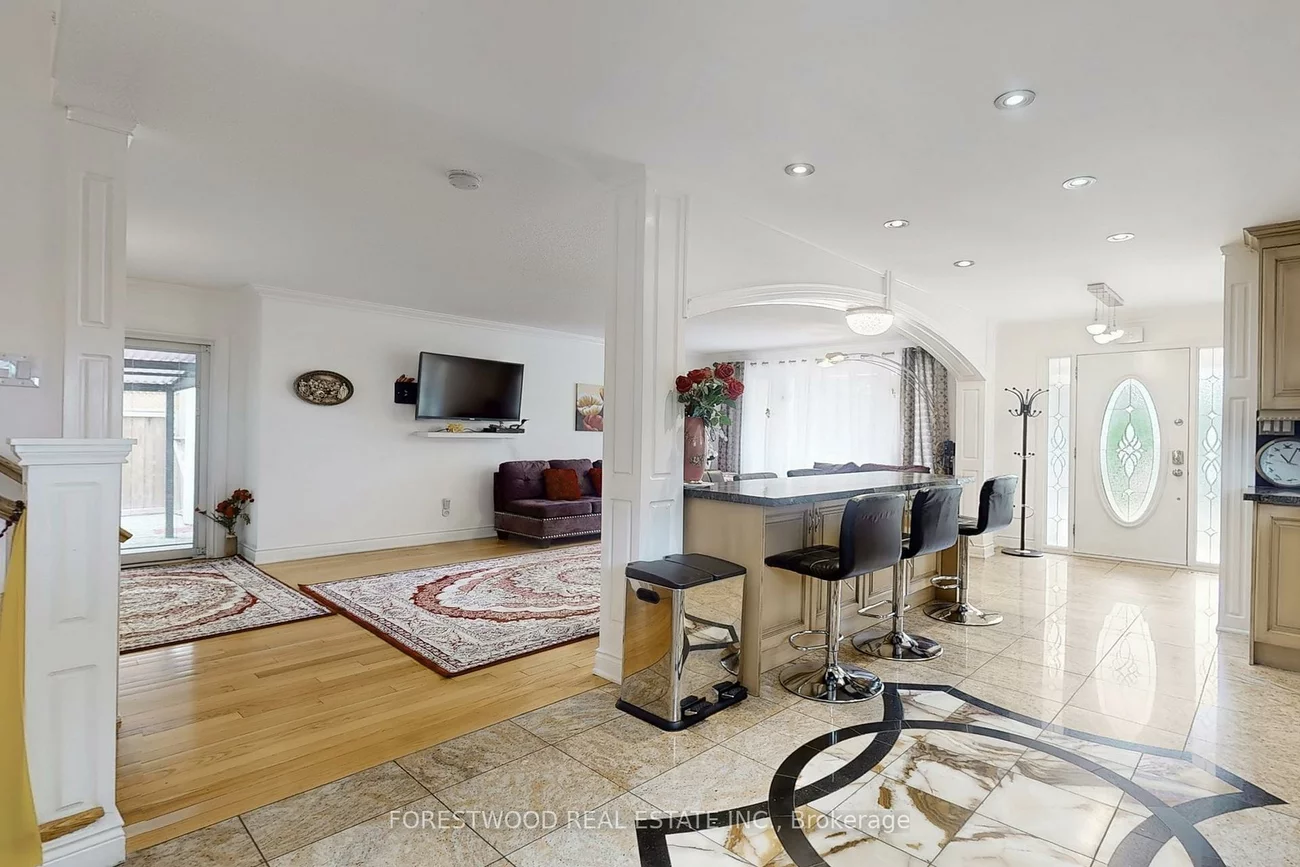 571, Silver Creek, Mississauga Valleys, Mississauga