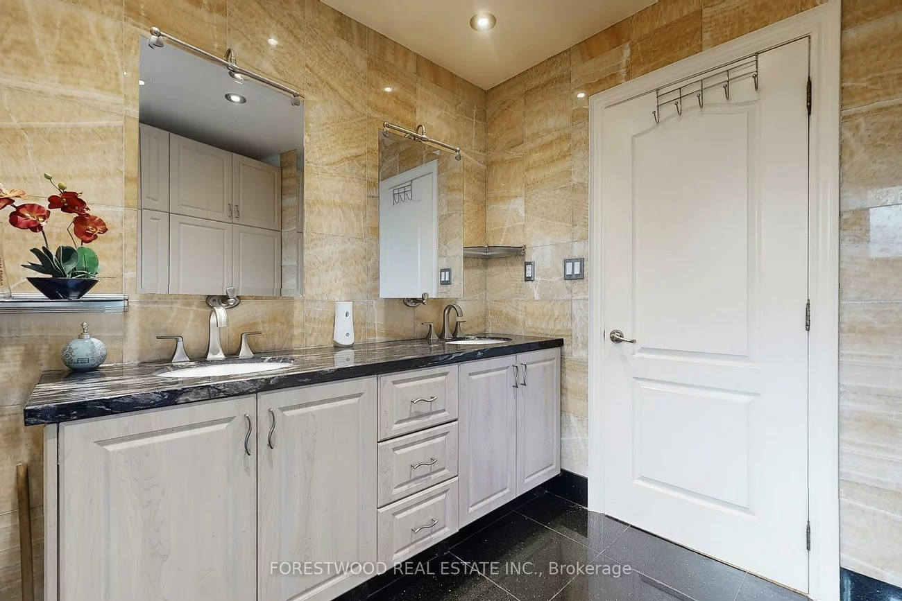 571, Silver Creek, Mississauga Valleys, Mississauga