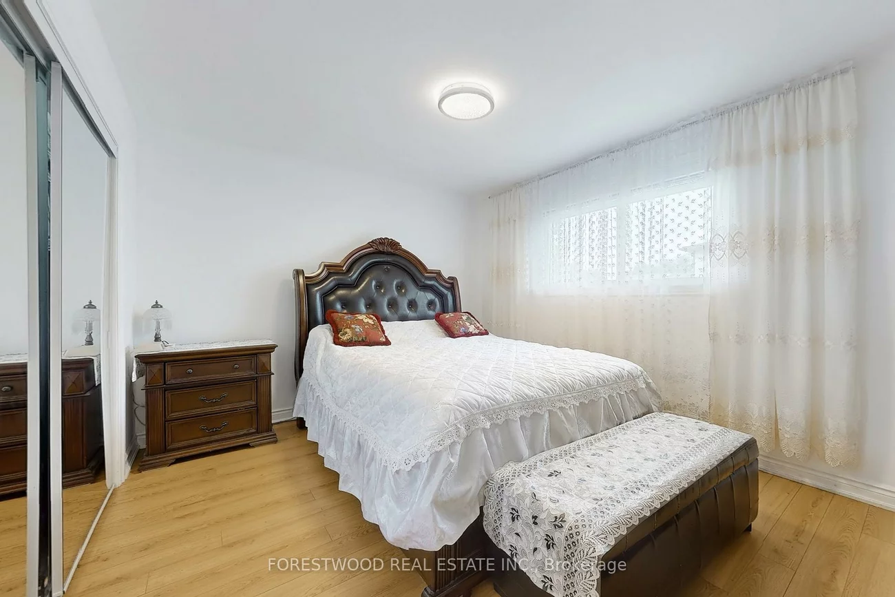 571, Silver Creek, Mississauga Valleys, Mississauga