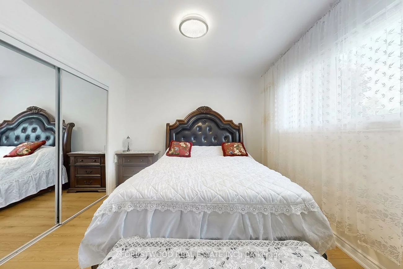 571, Silver Creek, Mississauga Valleys, Mississauga