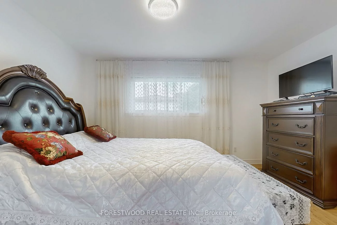 571, Silver Creek, Mississauga Valleys, Mississauga