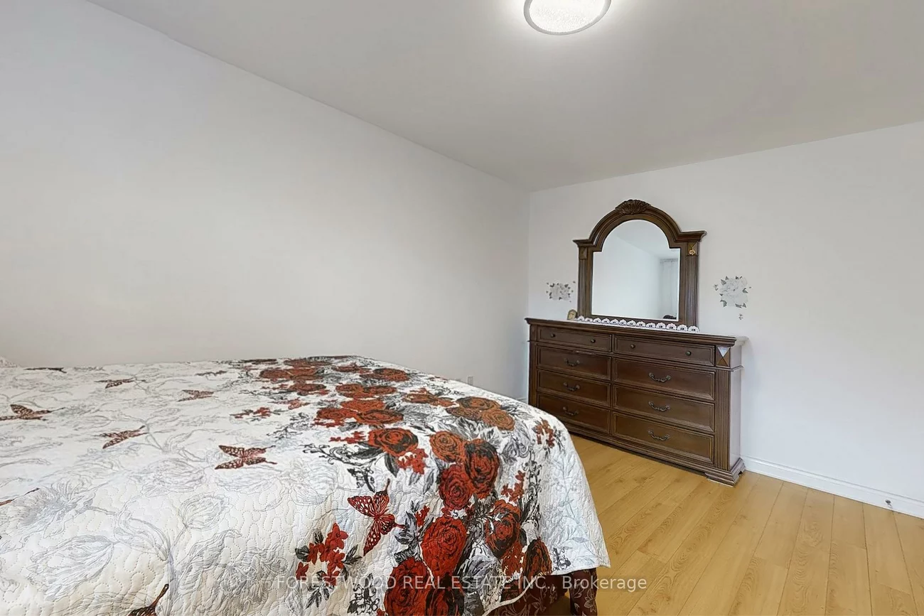 571, Silver Creek, Mississauga Valleys, Mississauga