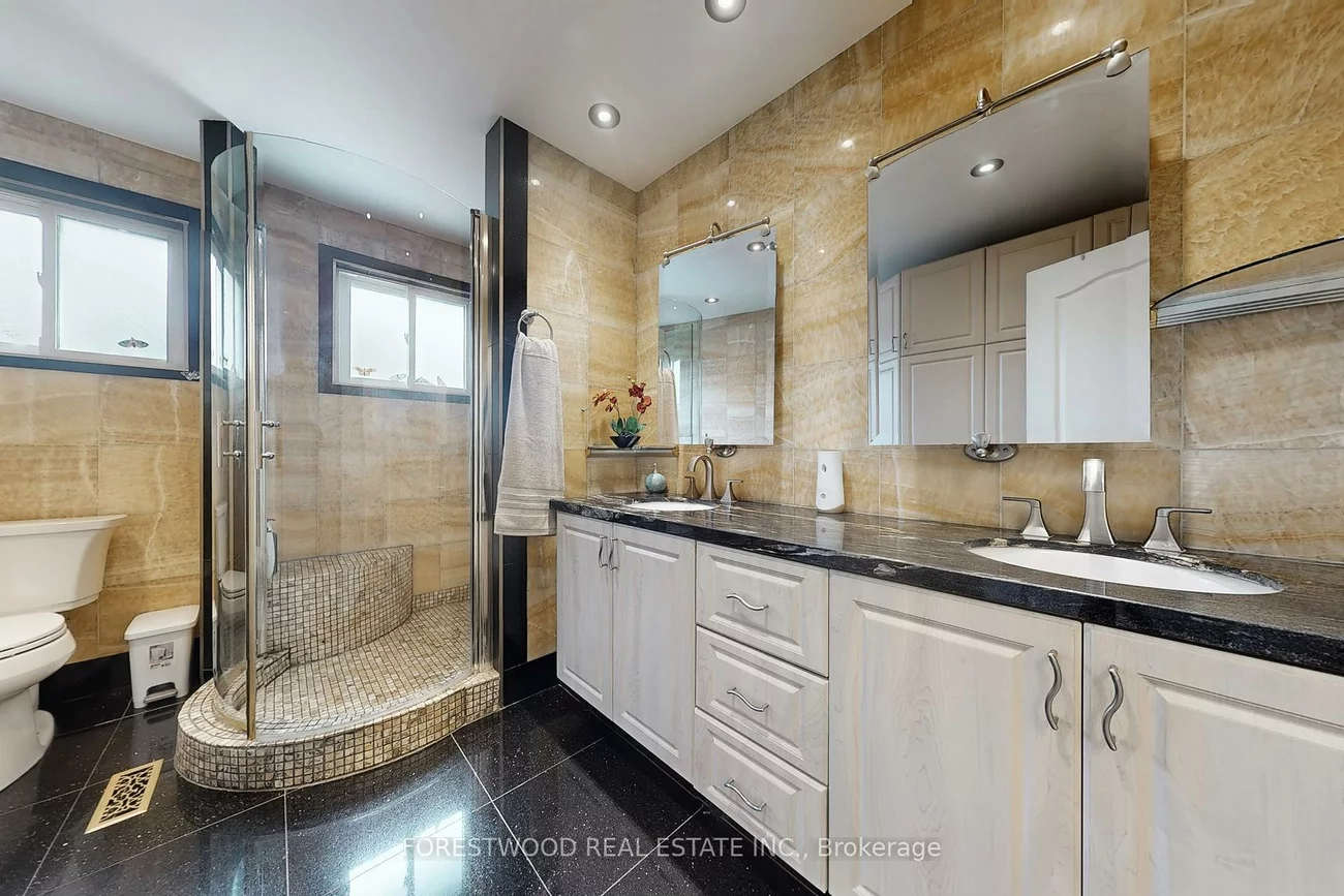 571, Silver Creek, Mississauga Valleys, Mississauga