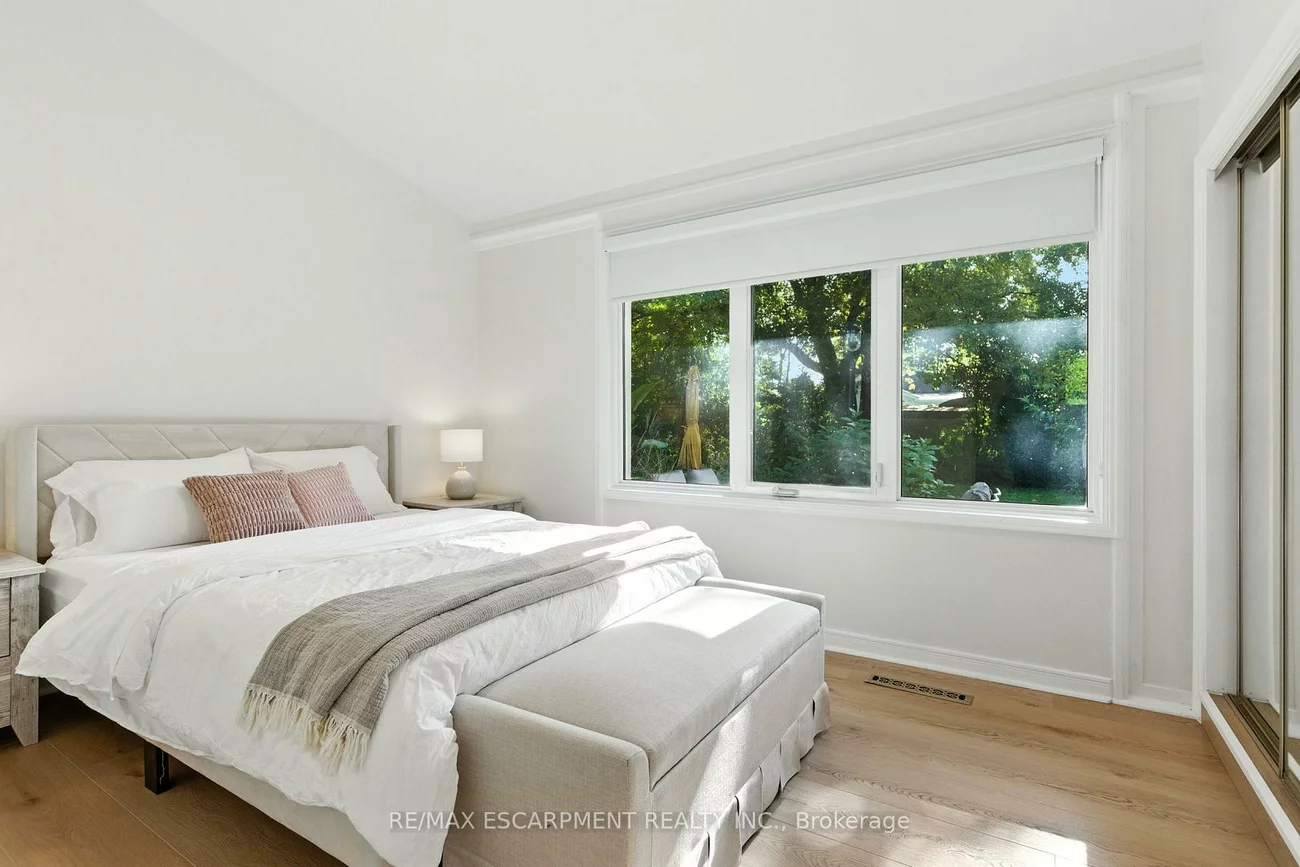 230, South Service, Mineola, Mississauga