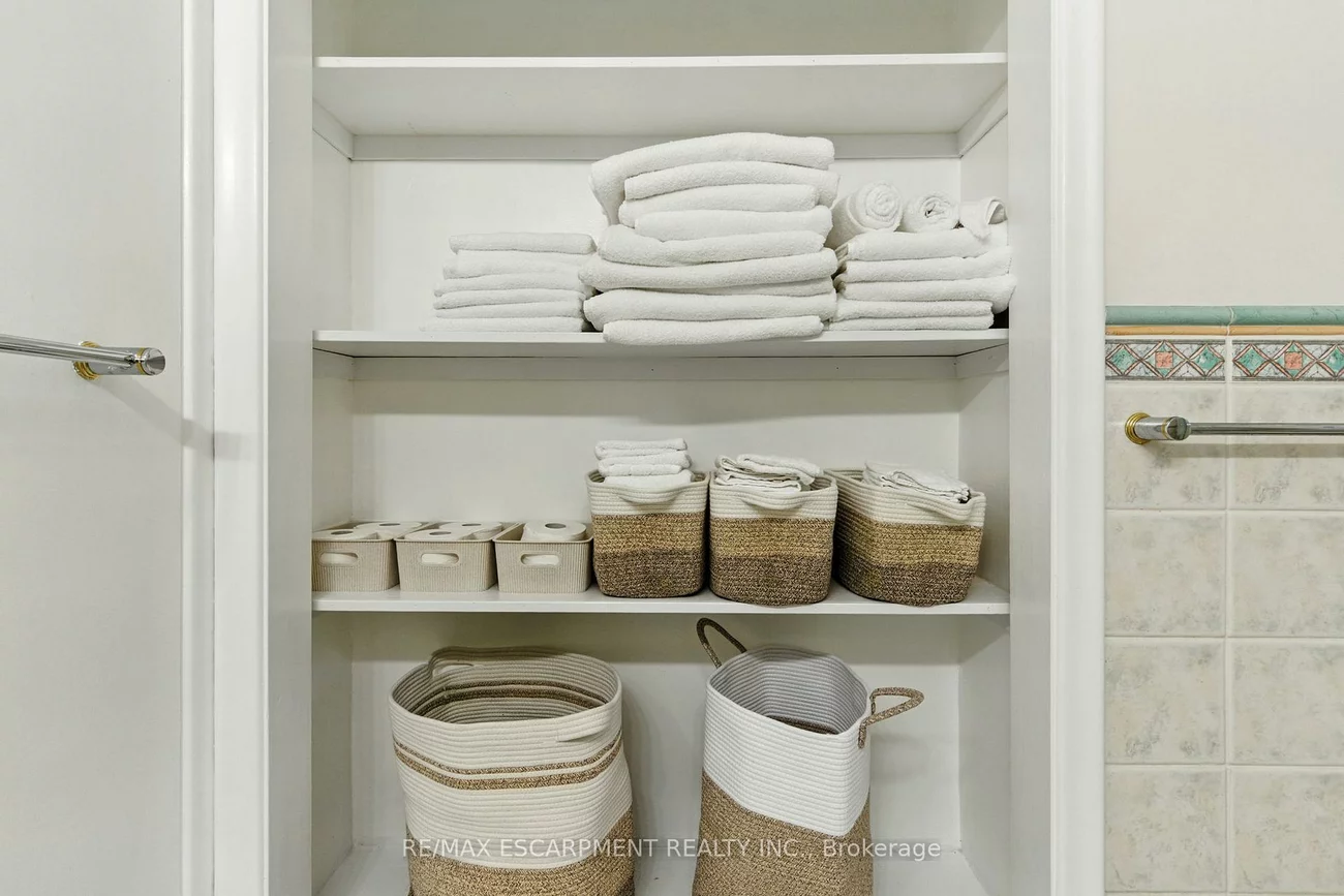 230, South Service, Mineola, Mississauga