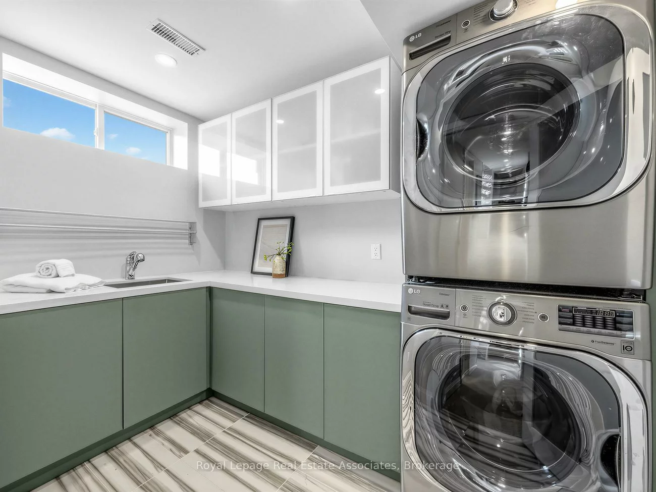 1510, Point O Woods, Mineola, Mississauga