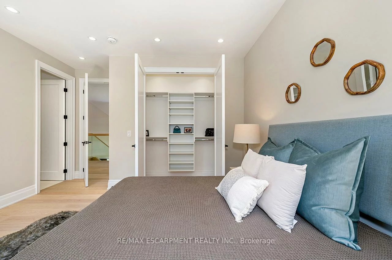 1618, Dogwood, Mineola, Mississauga