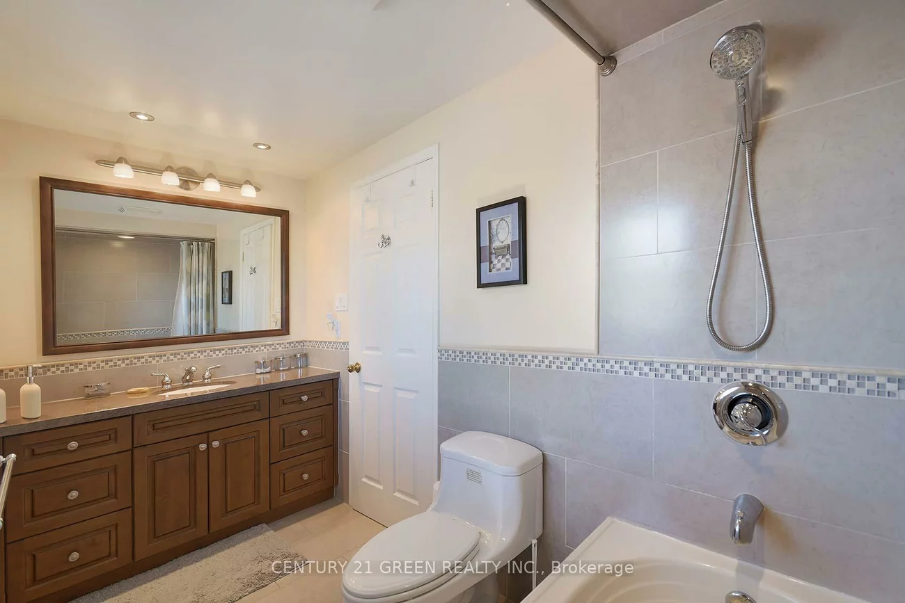 418, Chieftan, Hurontario, Mississauga