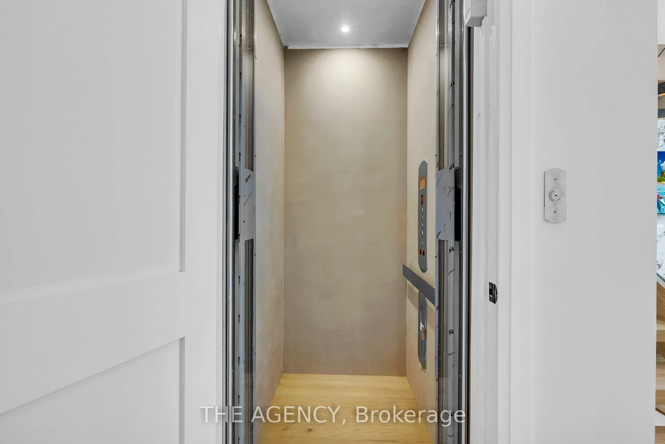 9, Earl, Streetsville, Mississauga