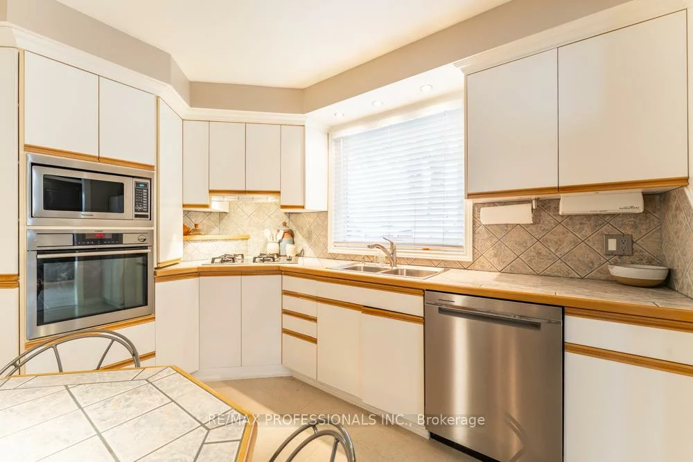 1427, Kenmuir, Mineola, Mississauga