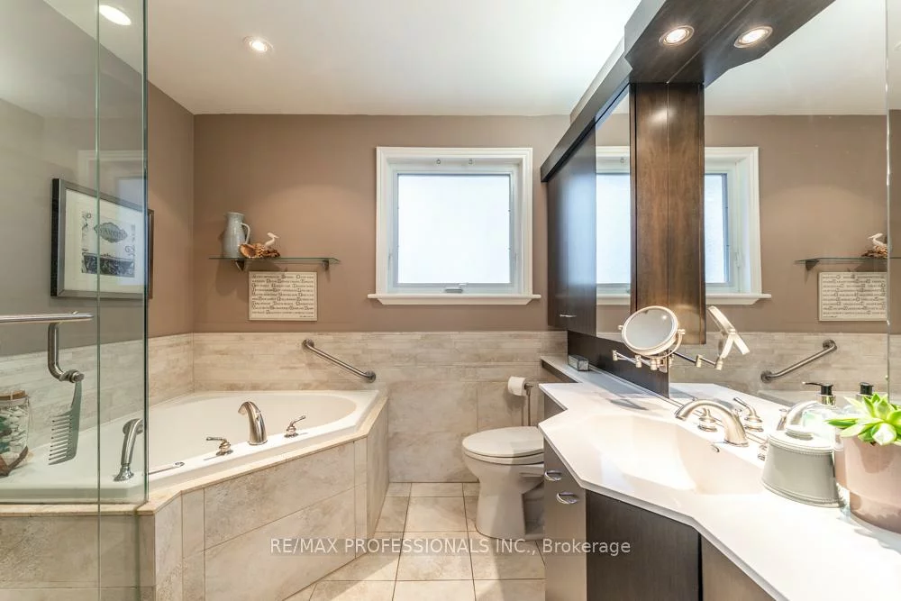 1427, Kenmuir, Mineola, Mississauga