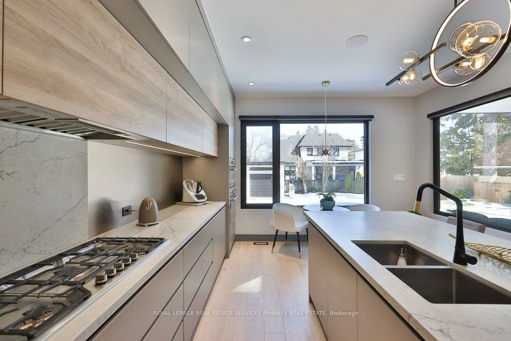 1617, Trotwood, Mineola, Mississauga