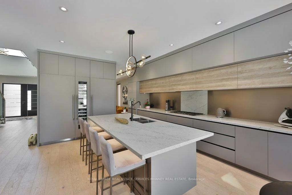 1617, Trotwood, Mineola, Mississauga