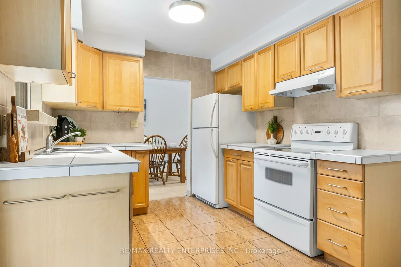 1364, Everall, Clarkson, Mississauga