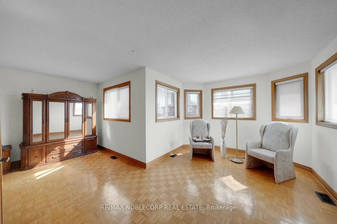 100, Glenn Hawthorne, Hurontario, Mississauga