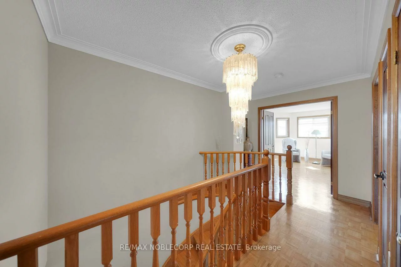 100, Glenn Hawthorne, Hurontario, Mississauga