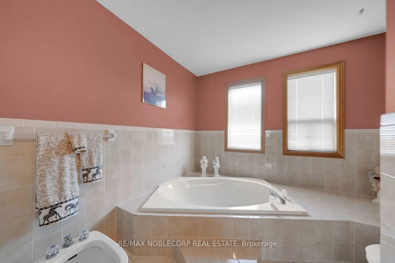 100, Glenn Hawthorne, Hurontario, Mississauga