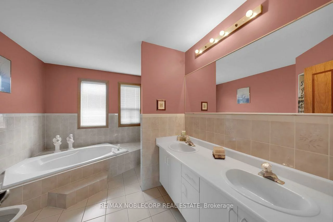 100, Glenn Hawthorne, Hurontario, Mississauga