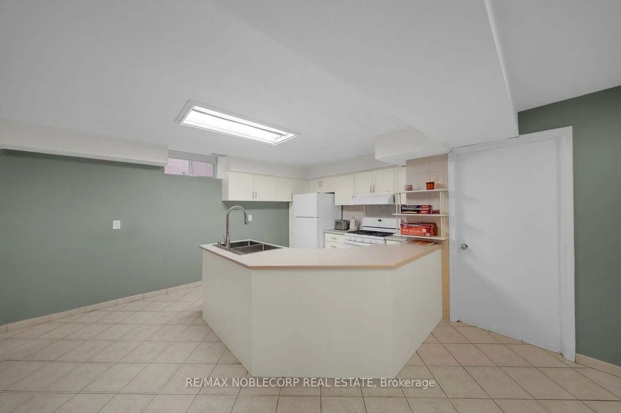 100, Glenn Hawthorne, Hurontario, Mississauga