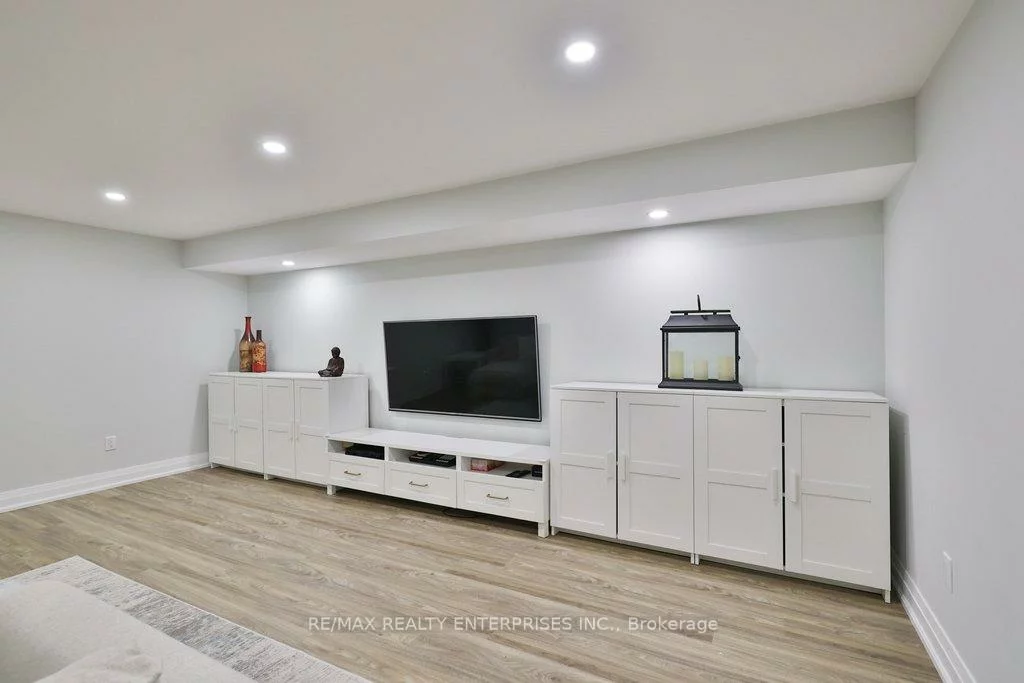 1106, Kos, Lorne Park, Mississauga