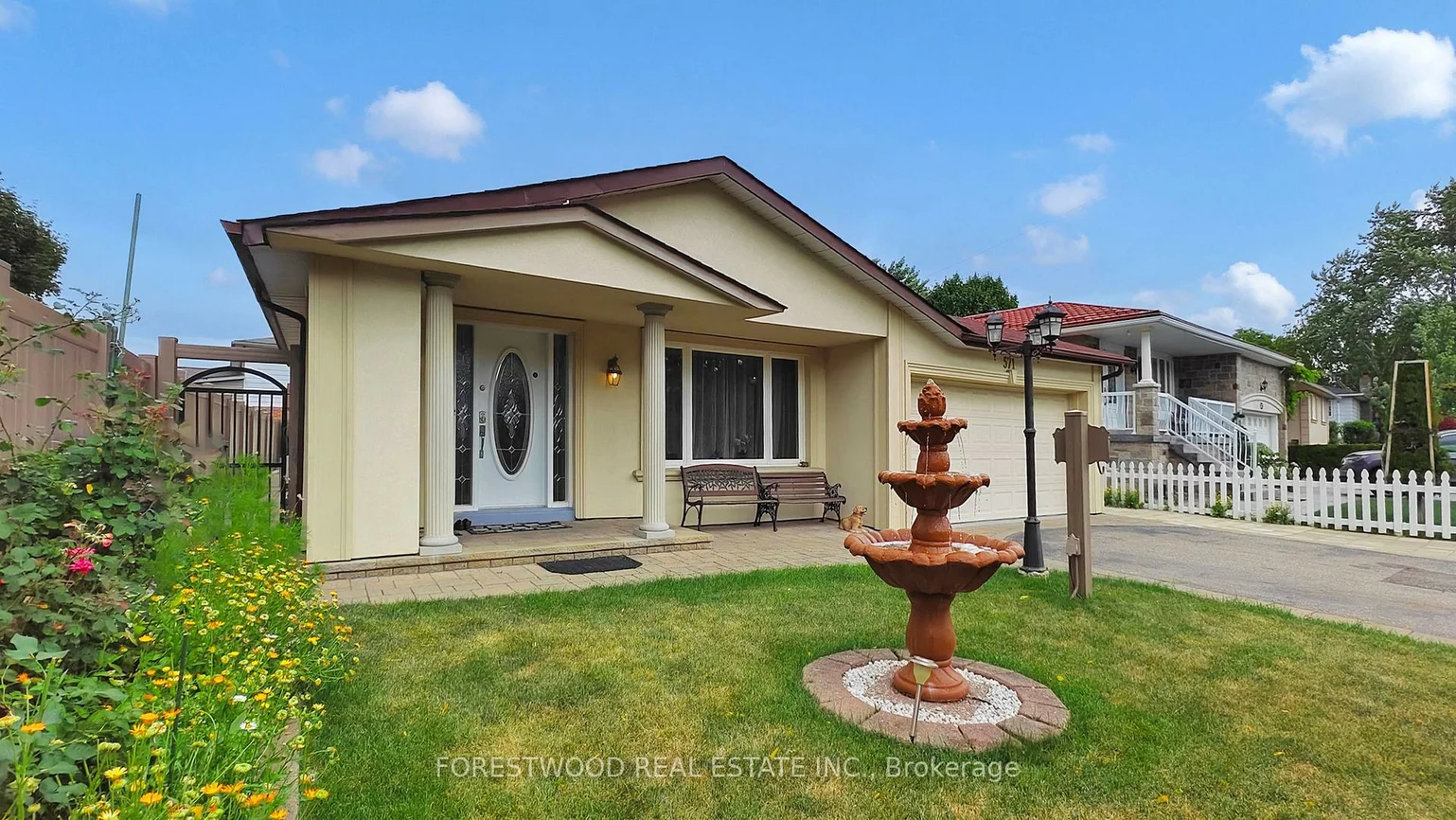 571, Silver Creek, Mississauga Valleys, Mississauga