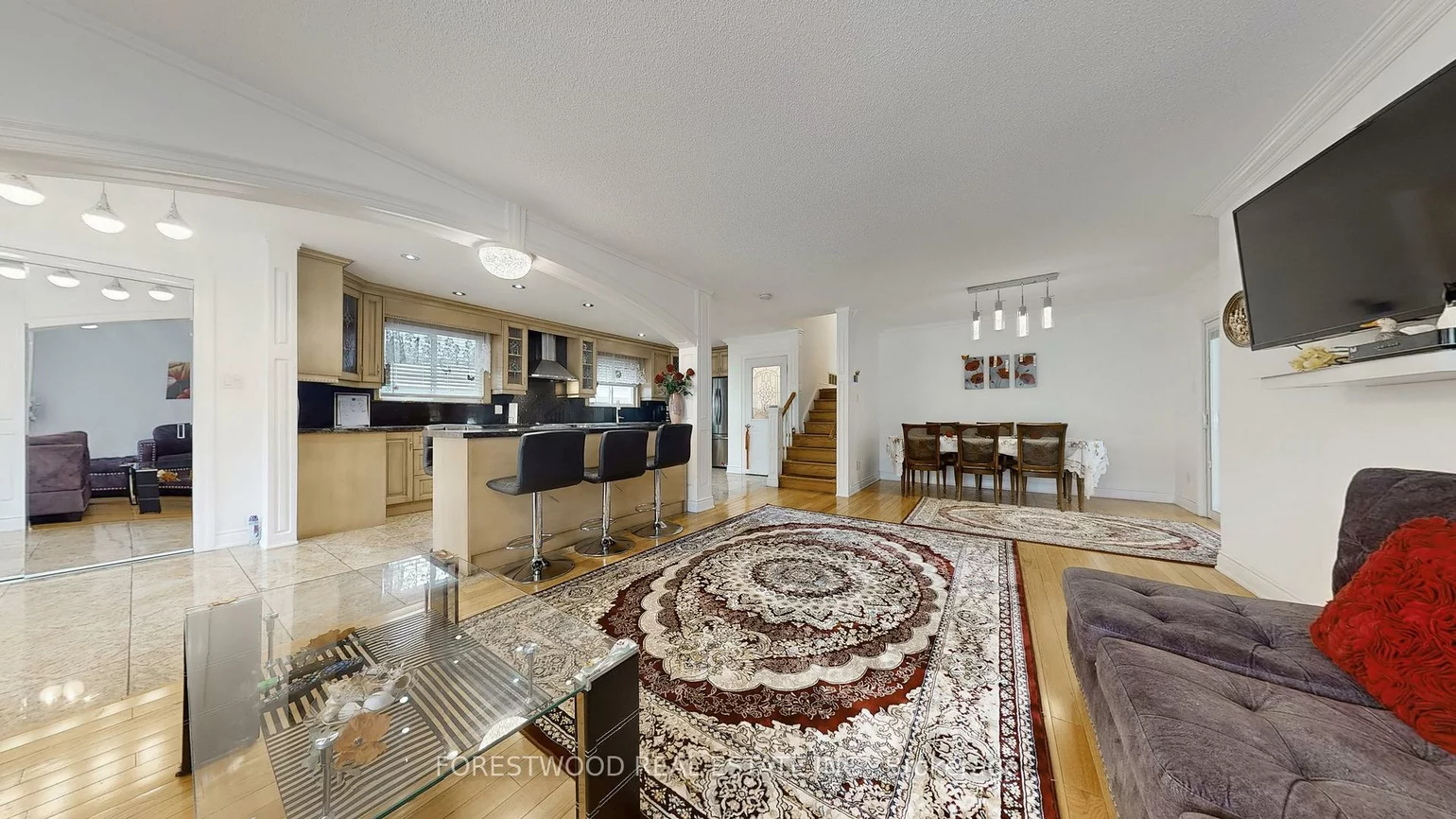 571, Silver Creek, Mississauga Valleys, Mississauga