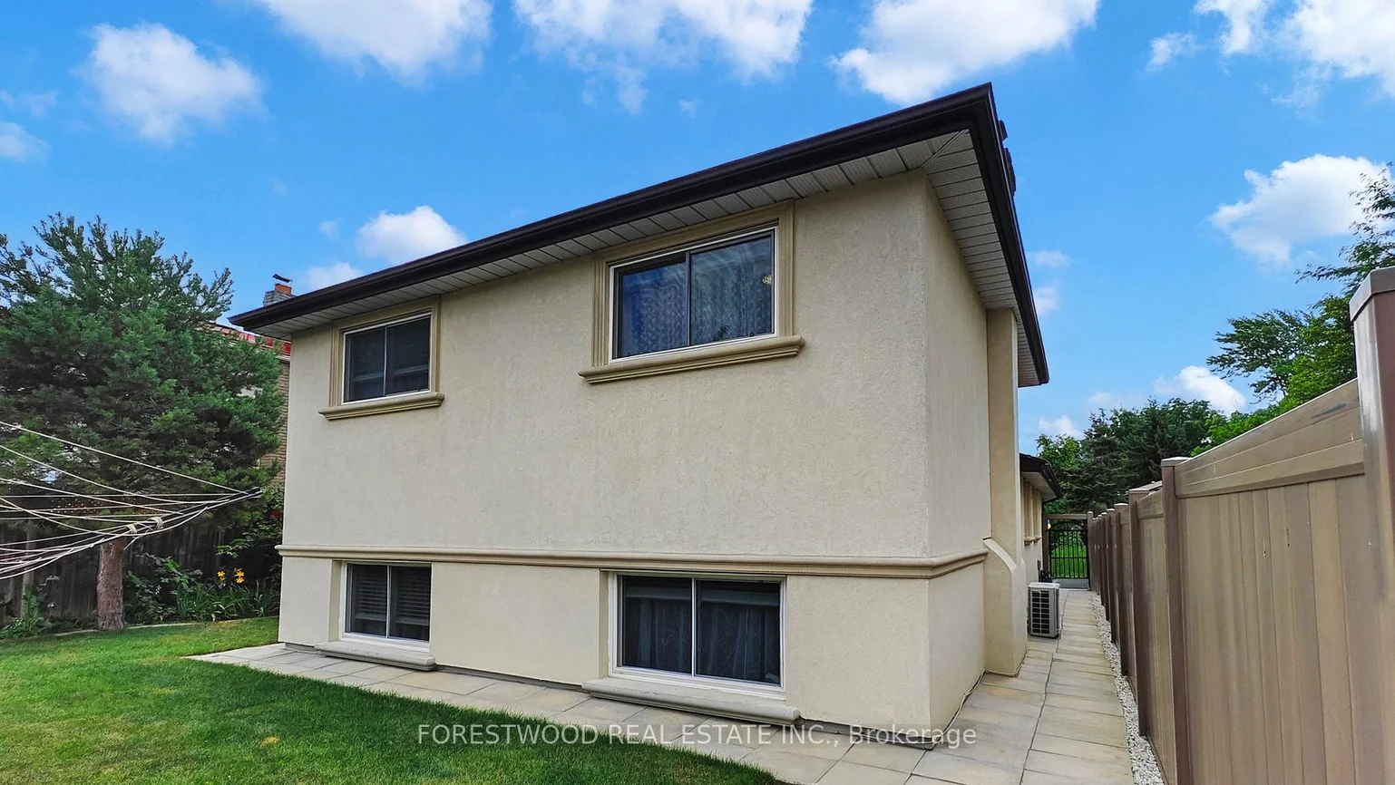 571, Silver Creek, Mississauga Valleys, Mississauga