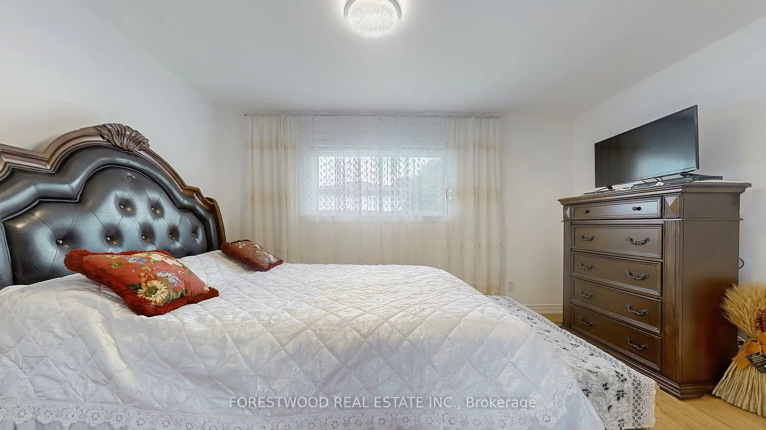 571, Silver Creek, Mississauga Valleys, Mississauga