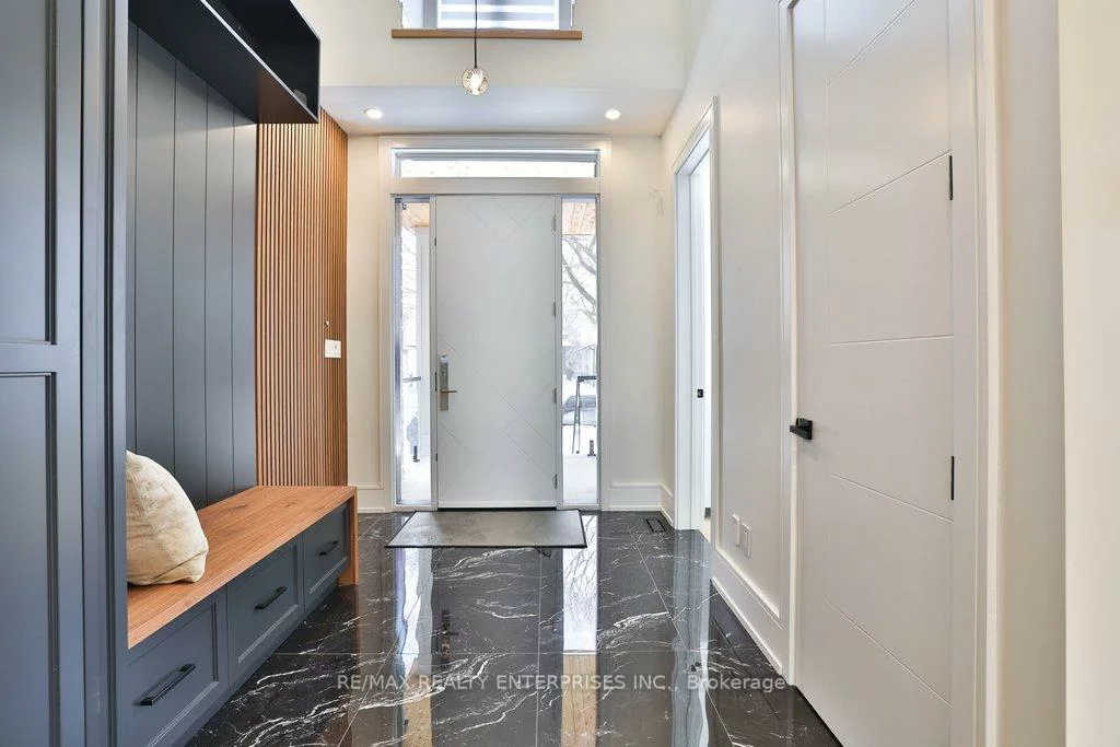 1438, Garnet, Mineola, Mississauga