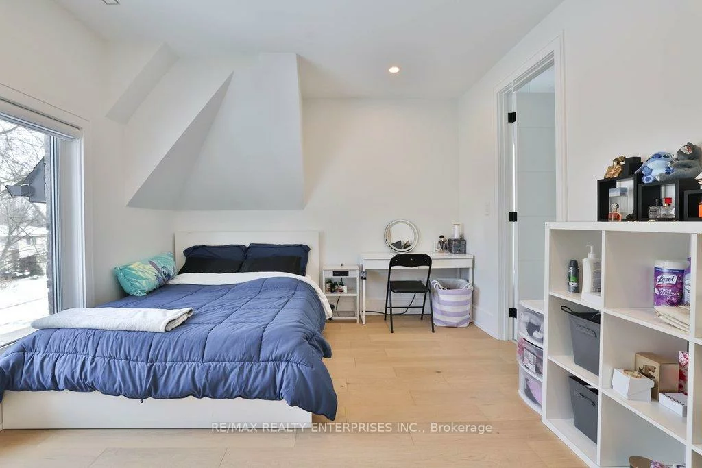 1438, Garnet, Mineola, Mississauga