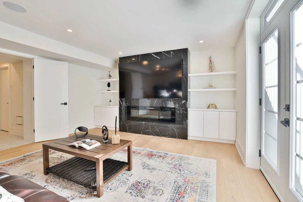 1438, Garnet, Mineola, Mississauga