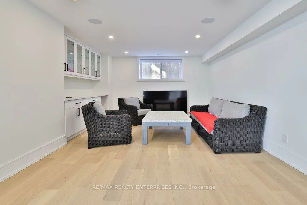 1438, Garnet, Mineola, Mississauga