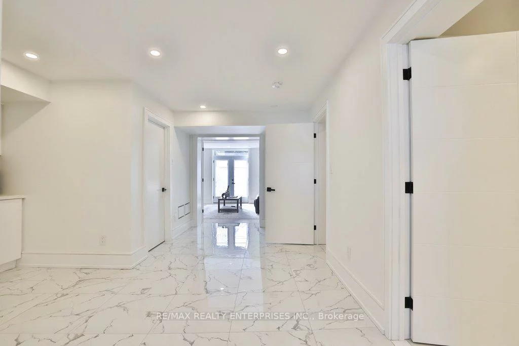 1438, Garnet, Mineola, Mississauga