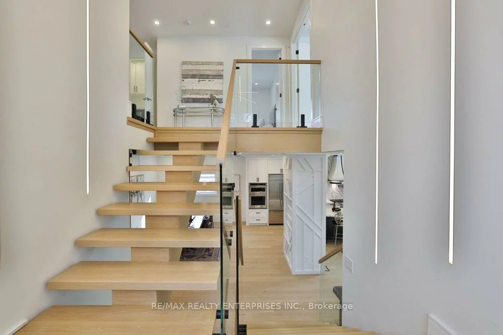 1438, Garnet, Mineola, Mississauga