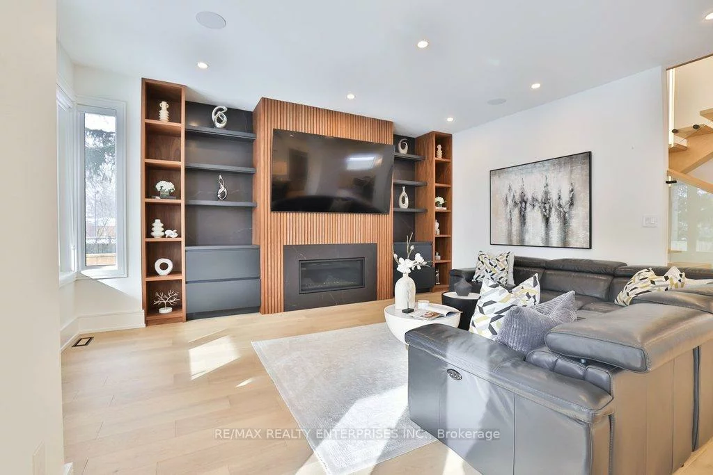 1438, Garnet, Mineola, Mississauga