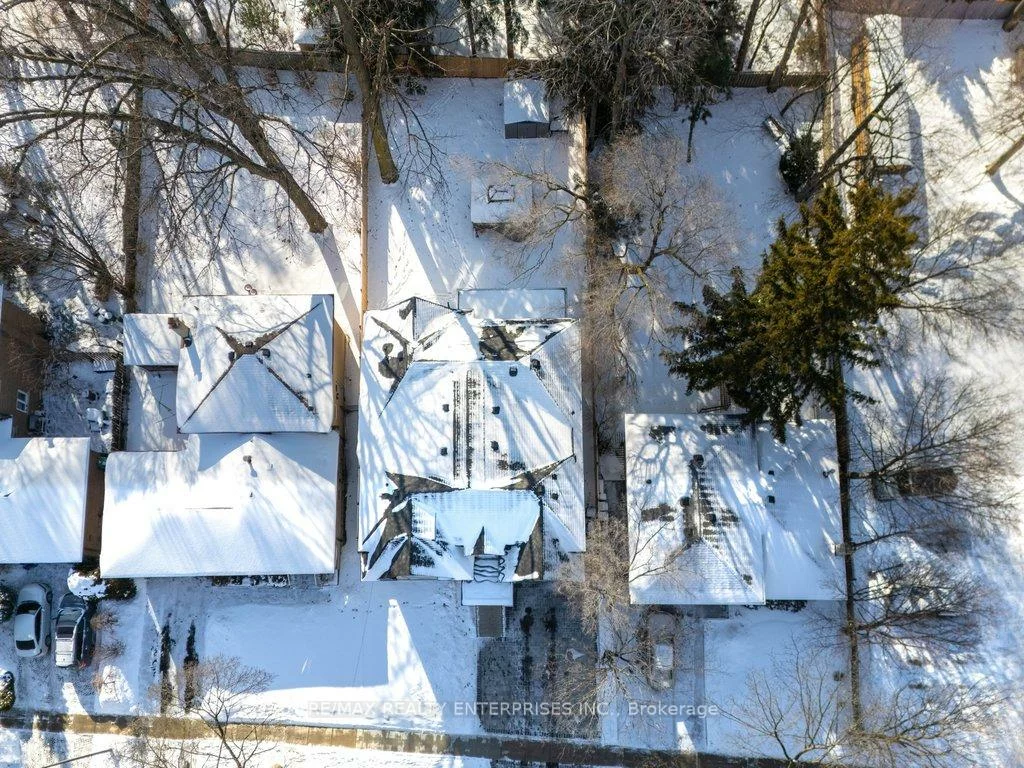 1438, Garnet, Mineola, Mississauga