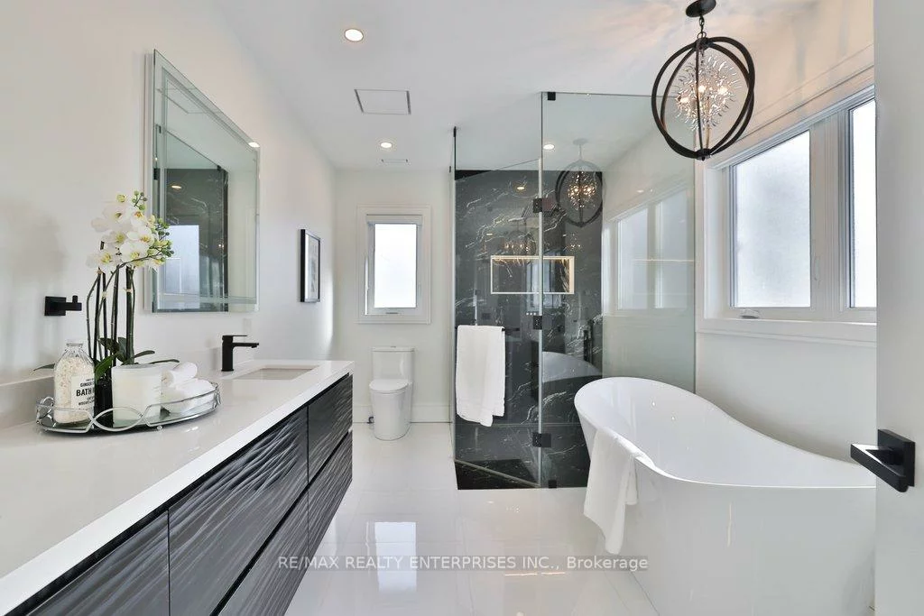 1438, Garnet, Mineola, Mississauga