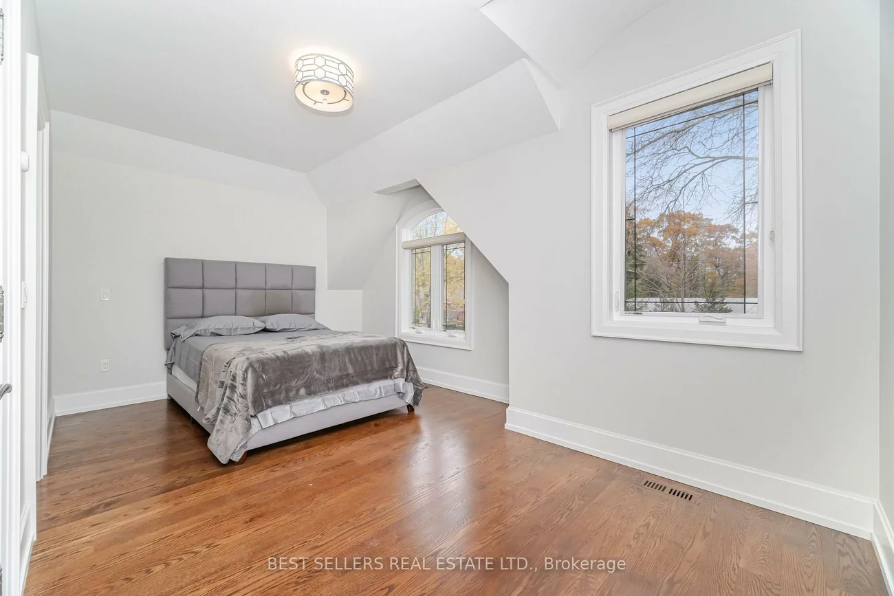 898, Parkland Ave, Clarkson, Mississauga