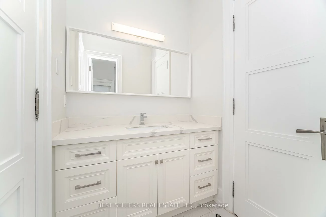 898, Parkland Ave, Clarkson, Mississauga