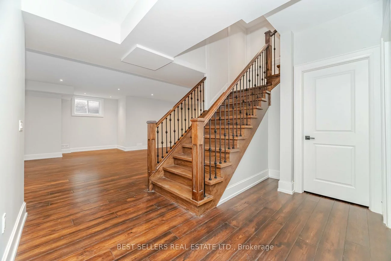 898, Parkland Ave, Clarkson, Mississauga