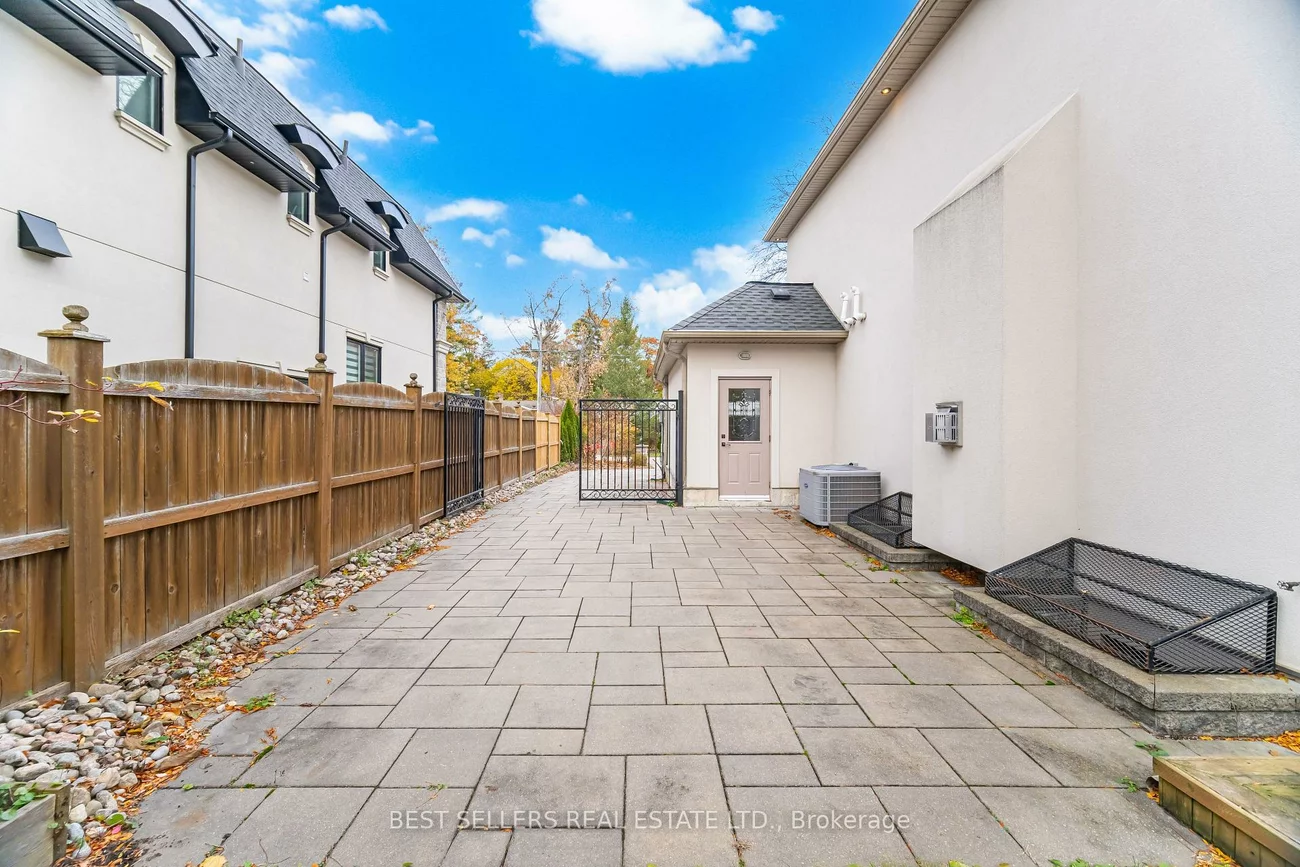 898, Parkland Ave, Clarkson, Mississauga