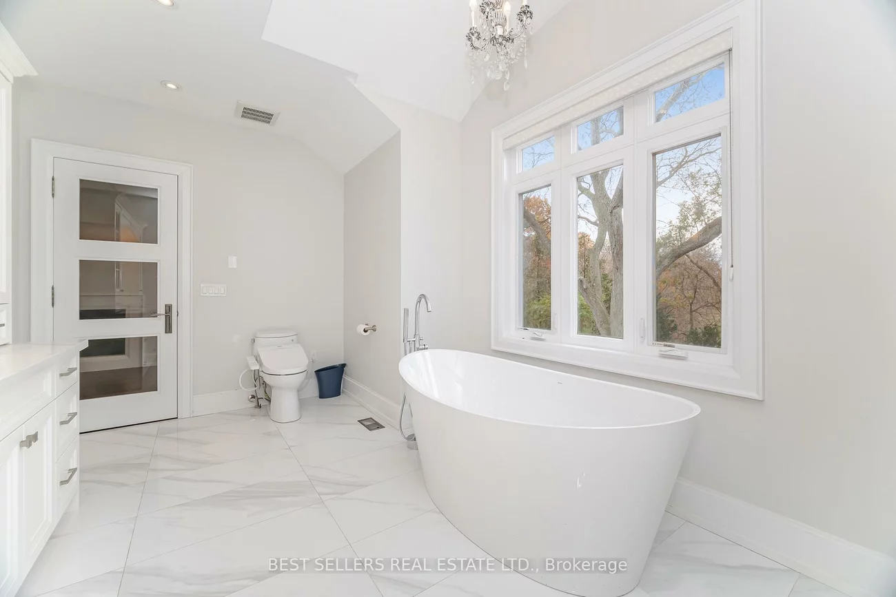 898, Parkland Ave, Clarkson, Mississauga