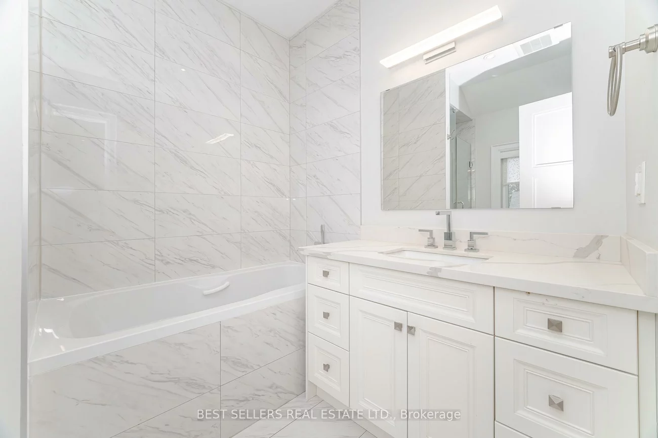 898, Parkland Ave, Clarkson, Mississauga