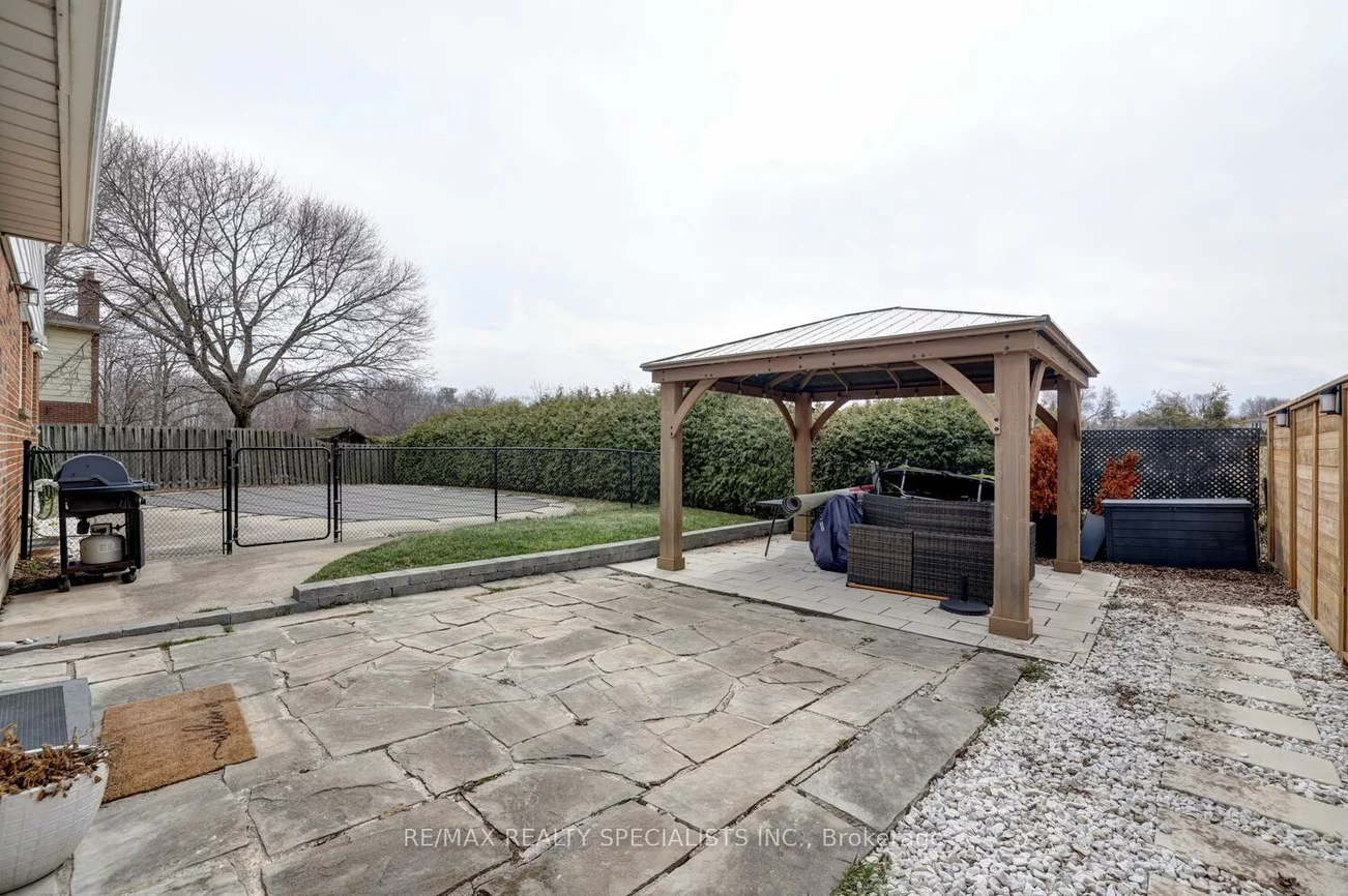 2368, Pyramid, Sheridan, Mississauga